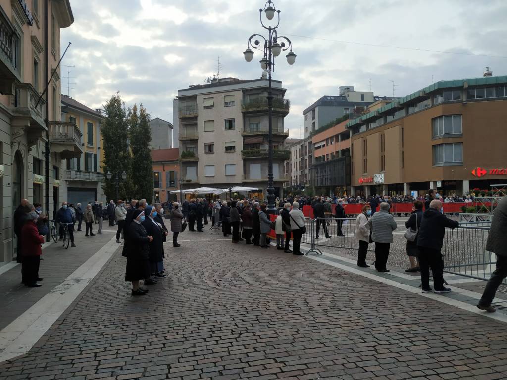 Saronno, Festa del Trasporto: i fedeli si riuniscono attorno al Crocifisso in piazza Libertà