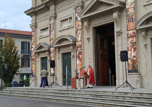 Saronno, Festa del Trasporto: i fedeli si riuniscono attorno al Crocifisso in piazza Libertà