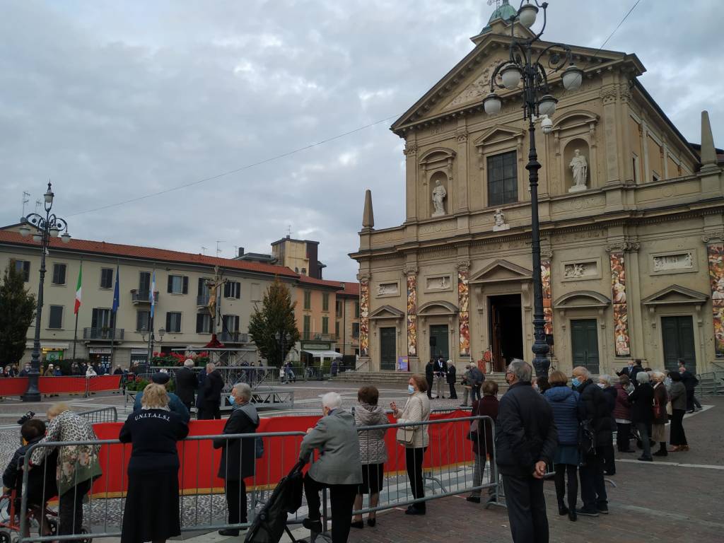 Saronno, Festa del Trasporto: i fedeli si riuniscono attorno al Crocifisso in piazza Libertà