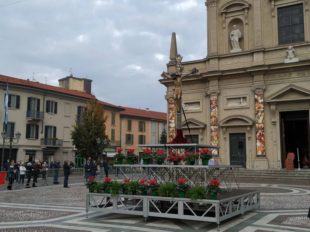 Saronno, Festa del Trasporto: i fedeli si riuniscono attorno al Crocifisso in piazza Libertà