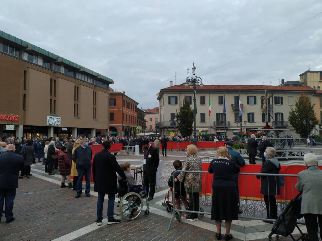 Saronno, Festa del Trasporto: i fedeli si riuniscono attorno al Crocifisso in piazza Libertà