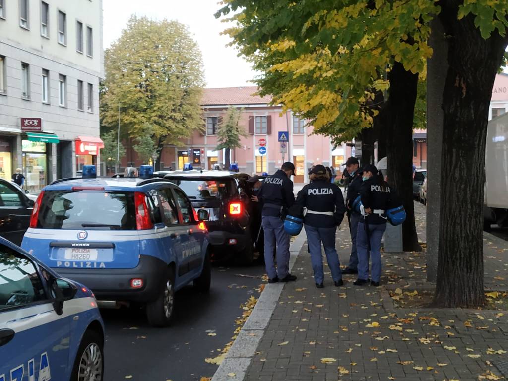 Saronno, il Collettivo Adespota protesta contro sgomberi e coprifuoco