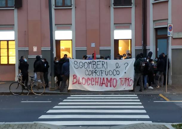 Saronno, il Collettivo Adespota protesta contro sgomberi e coprifuoco