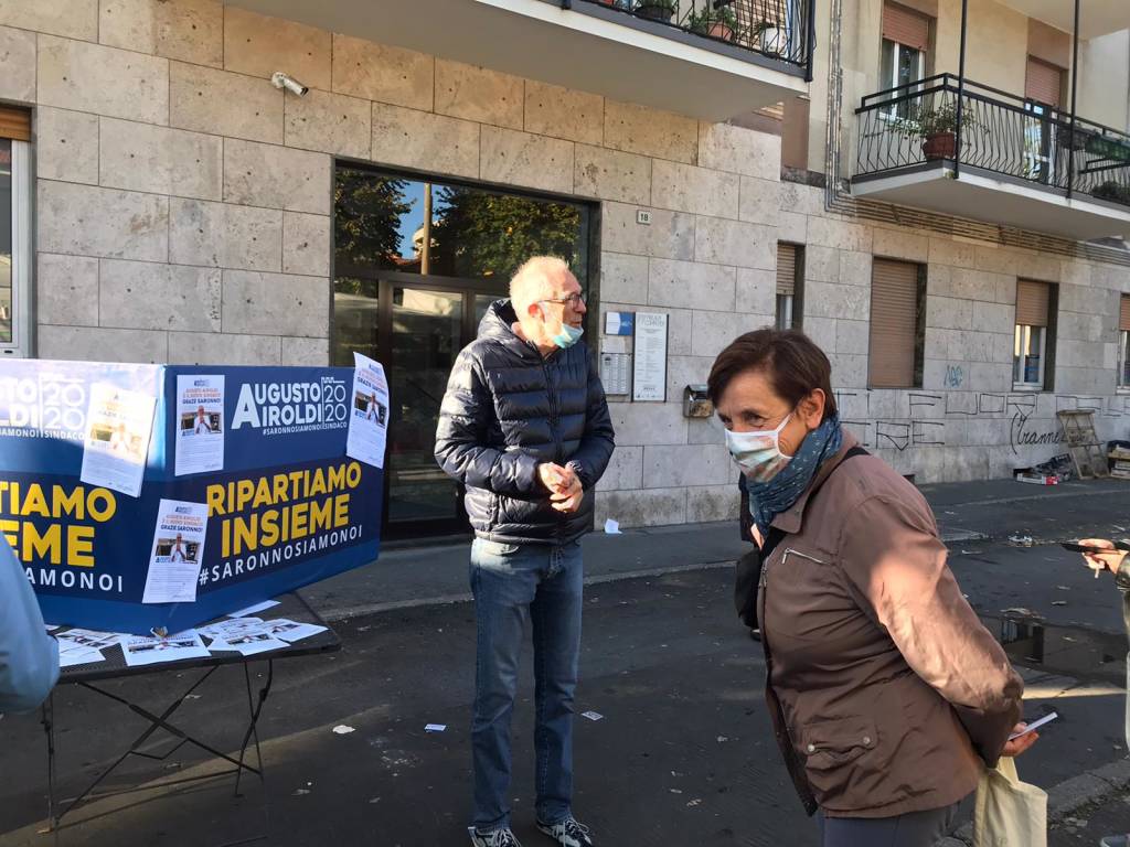 Saronno, il nuovo sindaco Airoldi al mercato per ringraziare gli elettori