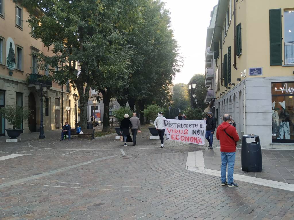 Saronno, piazza vuota per la manifestazione contro il Governo