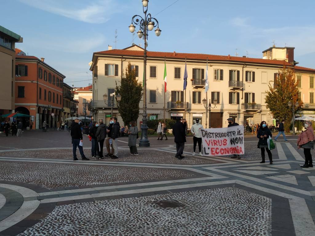 Saronno, piazza vuota per la manifestazione contro il Governo