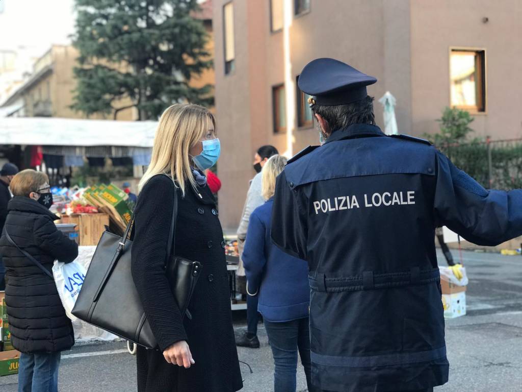 Saronno: sindaco, assessore e comandante della Polizia Locale al mercato