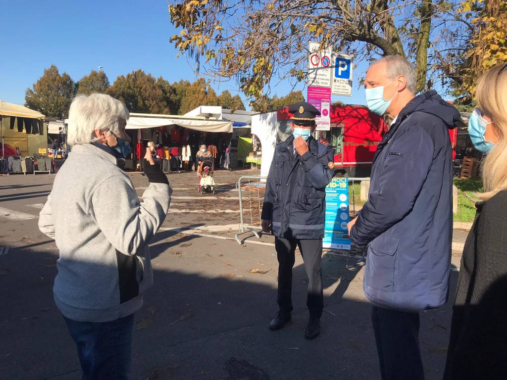 Saronno: sindaco, assessore e comandante della Polizia Locale al mercato