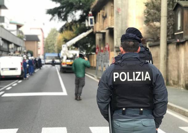 Saronno, lo sgombero dello stabile occupato dagli anarchici