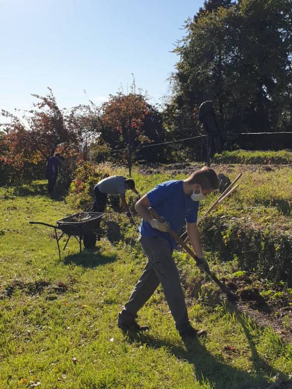 studenti isis newton orto villa baragiola