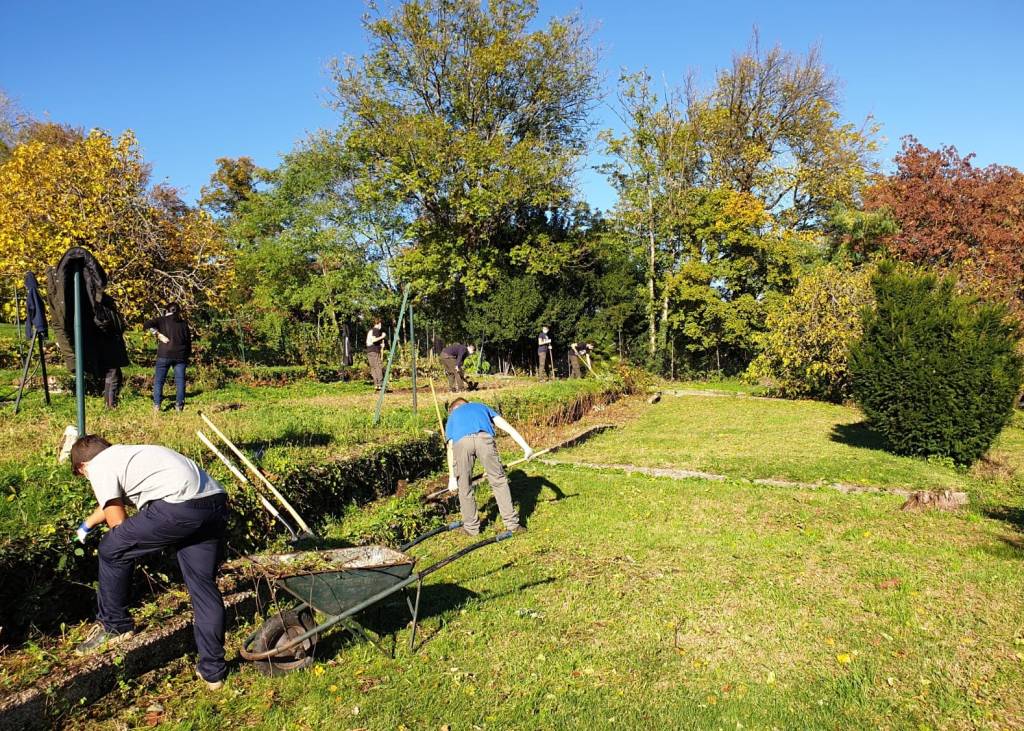 studenti isis newton orto villa baragiola