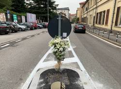 Un salvapedoni davanti alla scuola, fiori in memoria di Anna rossi