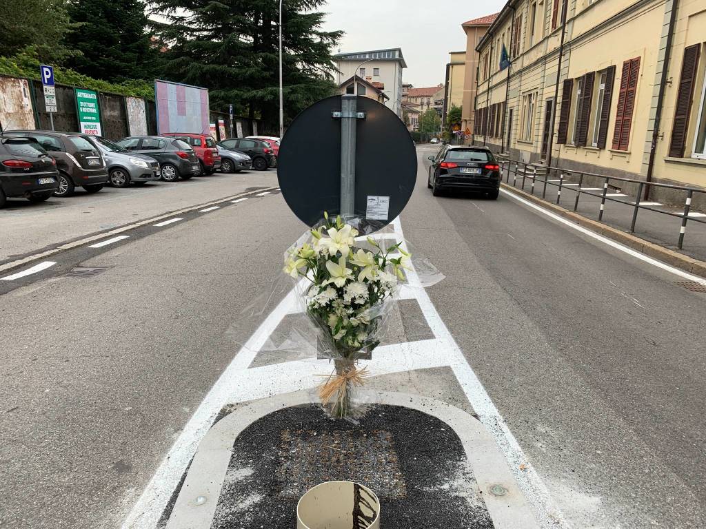 Un salvapedoni davanti alla scuola, fiori in memoria di Anna rossi