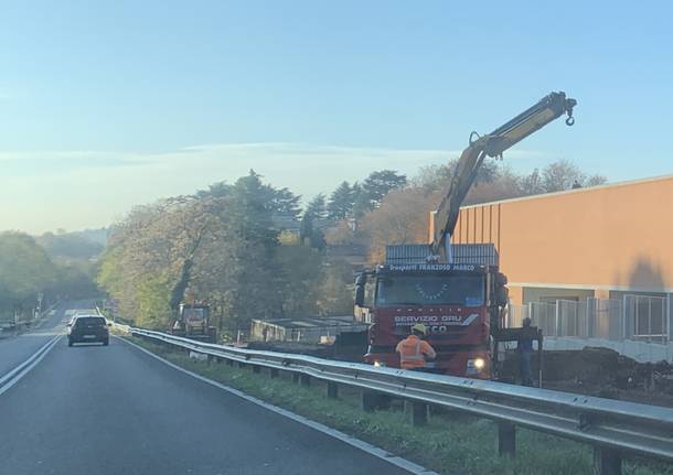 5 novembre, l'autostrada non è ancora chiusa