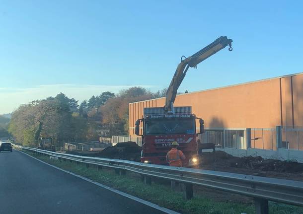 5 novembre, l'autostrada non è ancora chiusa