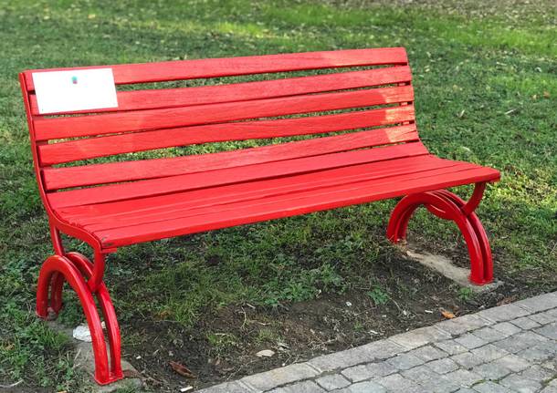 Anche a Cislago una panchina rossa, il simbolo contro la violenza sulle donne
