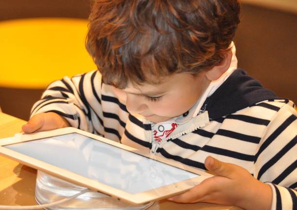 bambini cellulari tablet - Foto di Nadine Doerlé da Pixabay