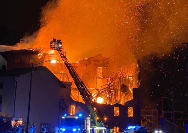 Canton Ticino, le fiamme distruggono il Mulino di Maroggia