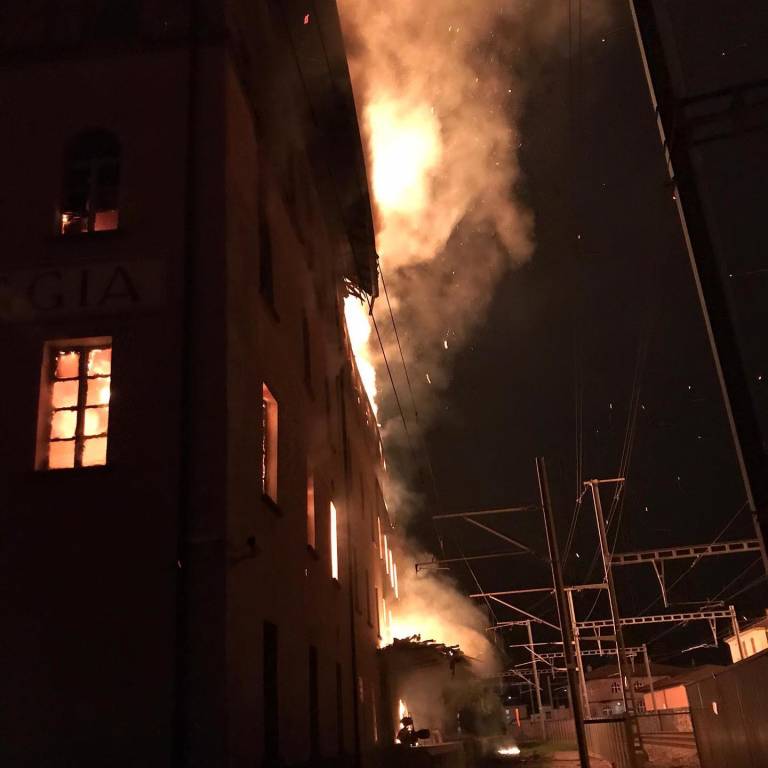 Canton Ticino, le fiamme distruggono il Mulino di Maroggia