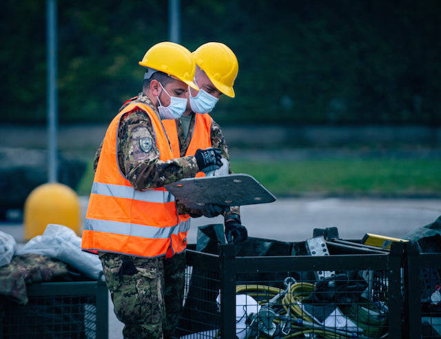 I militari della Nato al lavoro per il punto tamponi di Solbiate Olona