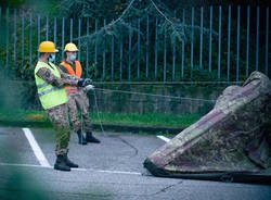 I militari della Nato al lavoro per il punto tamponi di Solbiate Olona