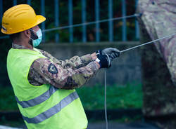 I militari della Nato al lavoro per il punto tamponi di Solbiate Olona
