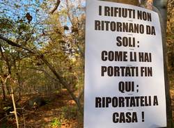 I cartelli nel bosco contro gli sporcaccioni