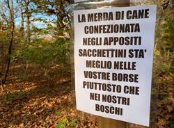 I cartelli nel bosco contro gli sporcaccioni
