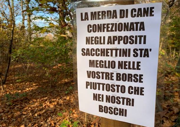 I cartelli nel bosco contro gli sporcaccioni