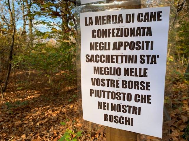 I cartelli nel bosco contro gli sporcaccioni