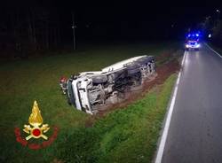 Camion carico di vetro si rovescia tra Besnate e Crugnola
