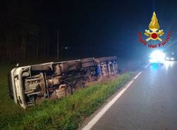 Camion carico di vetro si rovescia tra Besnate e Crugnola