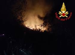 Incendio nella notte sui boschi di Maccagno