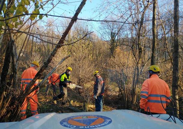 Valcuvia: protezione civile in azione per liberare i sentieri