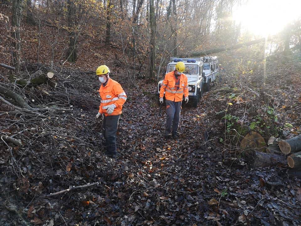Valcuvia: protezione civile in azione per liberare i sentieri