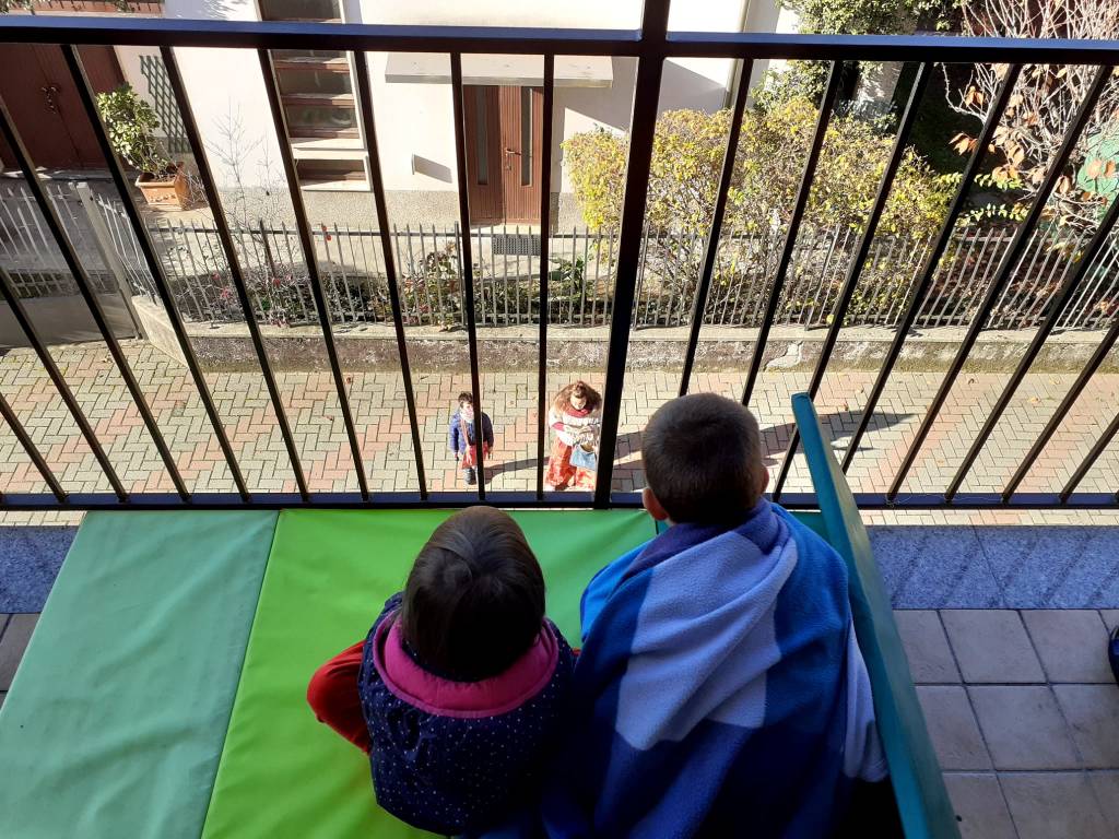 Le \"fiabe al citofono\" lette ai bimbi di Busto in quarantena