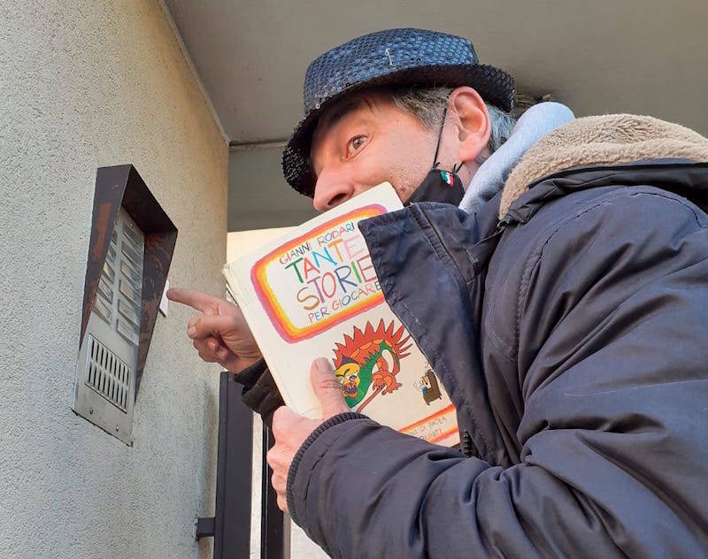 Le \"fiabe al citofono\" lette ai bimbi di Busto in quarantena