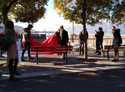 A Luino una “panchina rossa\" in riva al lago