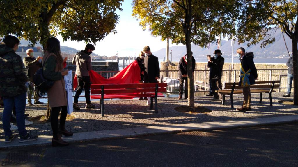 A Luino una “panchina rossa\" in riva al lago