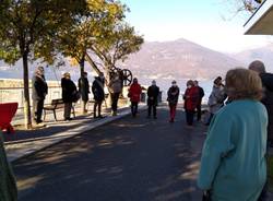 A Luino una “panchina rossa\" in riva al lago