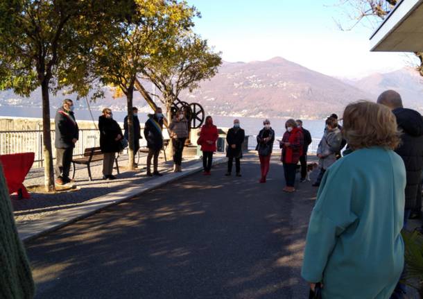 A Luino una “panchina rossa\" in riva al lago