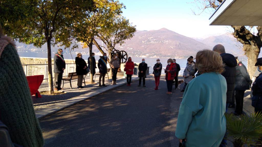 A Luino una “panchina rossa\" in riva al lago