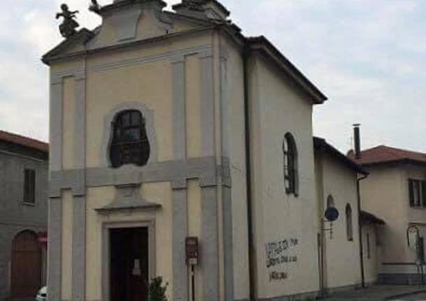 Chiesa imbrattata dai negazionisti