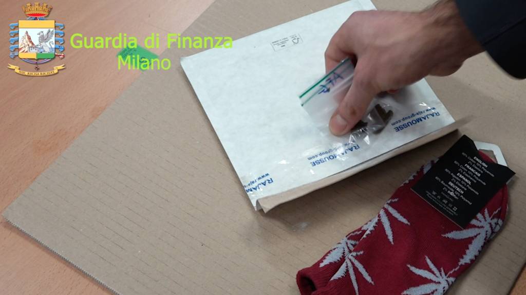 droga pacchi postali guardia di finanza