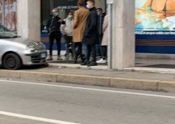 Gallarate, perde il controllo dell'auto e finisce sul marciapiede