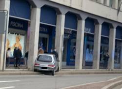 Gallarate, perde il controllo dell'auto e finisce sul marciapiede