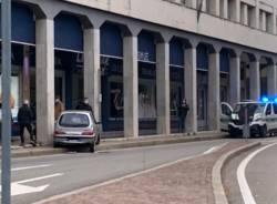 Gallarate, perde il controllo dell'auto e finisce sul marciapiede