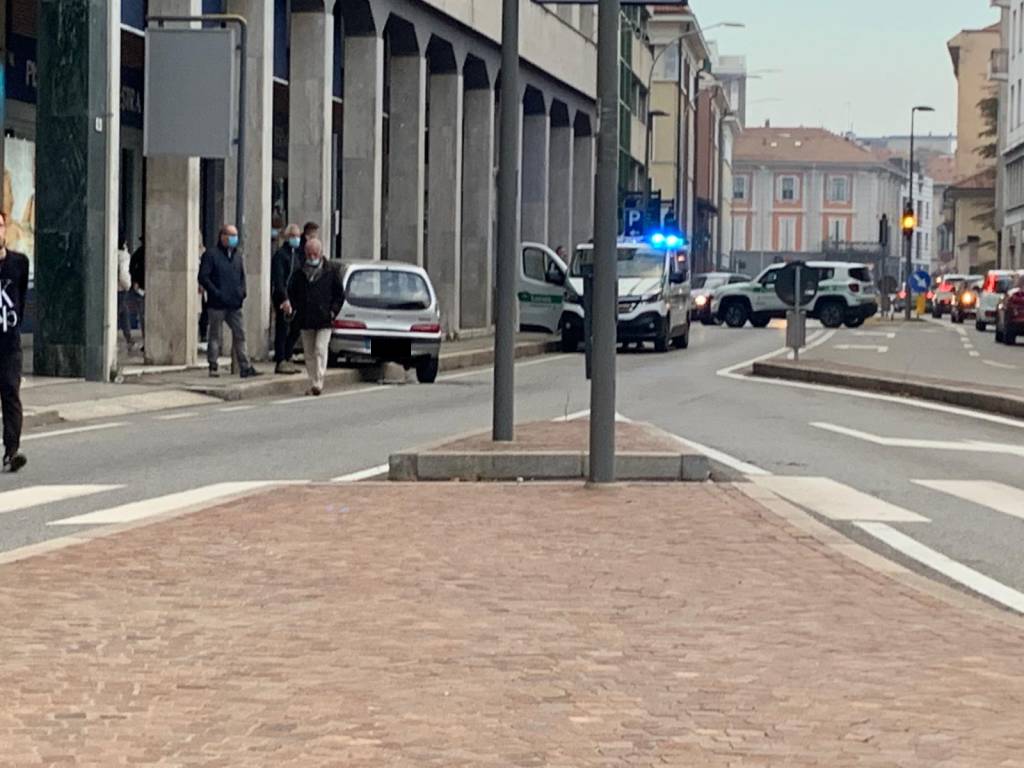 Gallarate, perde il controllo dell'auto e finisce sul marciapiede