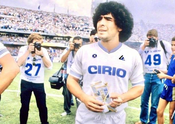 Chi si ricorda la prima maglia di Maradona a Napoli? Era prodotta a Busto  Arsizio