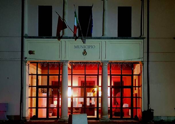 Gerenzano, il Municipio di illumina di rosso per dire no alla violenza contro le donne